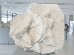 Foto 4. Esempio di Marmo sabbiato. Atene, Museo Archeologico Nazionale
